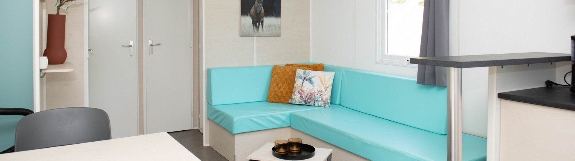 Camping val dor chalet aqua 2021 zithoek eethoek keuken 3