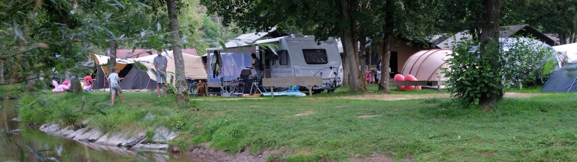 Camping val dor kampeerplaats noord aan het water