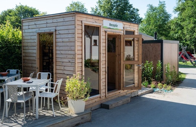 Camping val dor sfeerbeeld receptie en terras