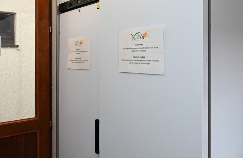 Gezamenlijke koelkast en vriezer in de wasruimte op camping val dor luxemburg