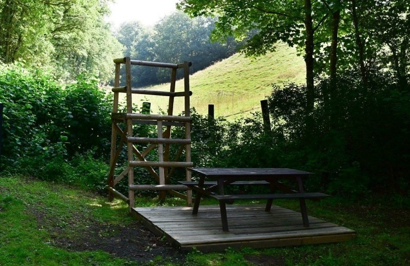 Val dor luxemburg boslodge um bierf voor 6 personen picknicktafel en jachtstoel