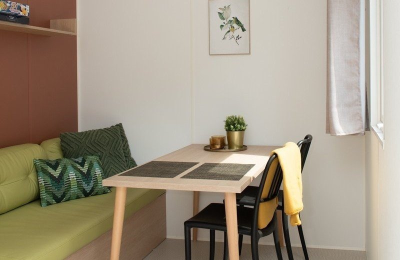 Val dor luxemburg tiny house voor 2 personen eethoek