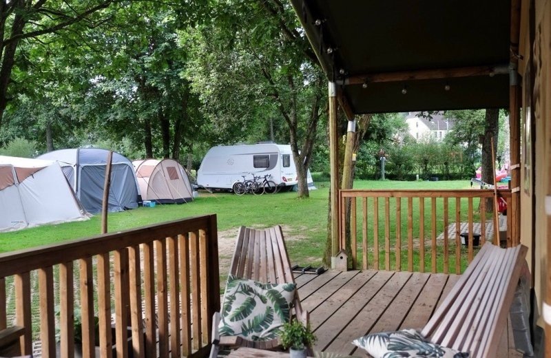 Valdor safaritent 2024 buiten terras