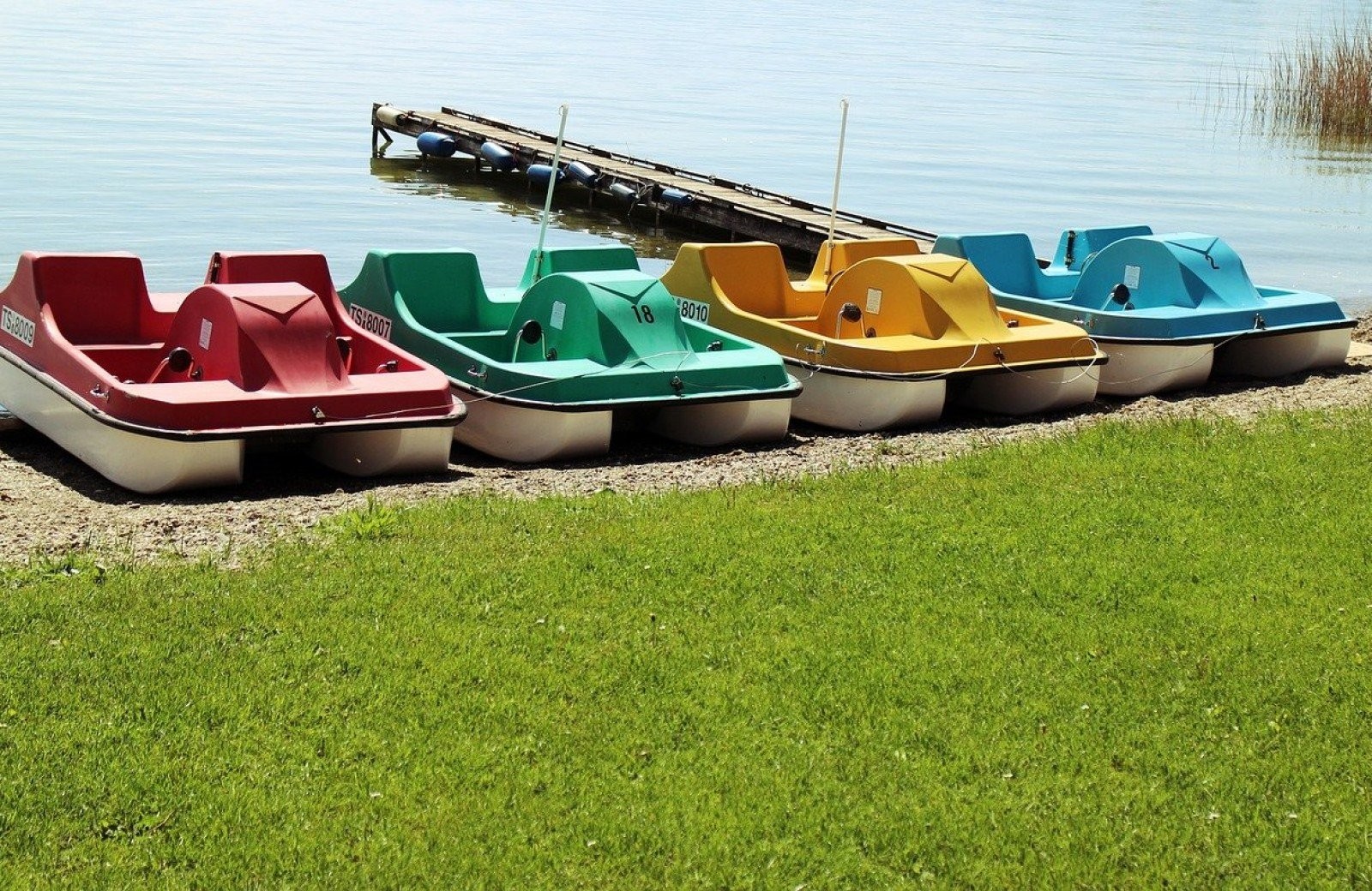 Waterfietsen bij recreatieplas